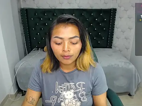 Snapshot of madelein_m chatting on 02-11-25, 07:27 madelein m online show from 02-11-25, 07:27