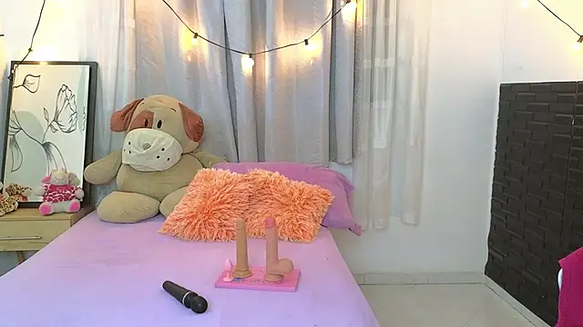 Snapshot of SERAFINA_ chatting on 10-21-25, 01:23 SERAFINA online show from 10-21-25, 01:23