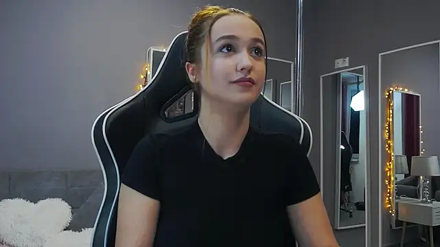 Eva Lovvia  online show from 01-22-25, 06:31