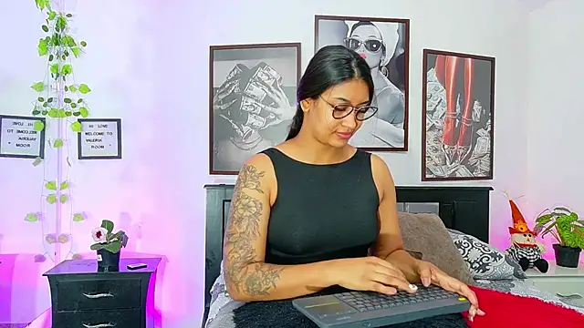 Snapshot of loretahorny chatting on 02-27-26, 01:00 loretahorny online show from 02-27-26, 01:00