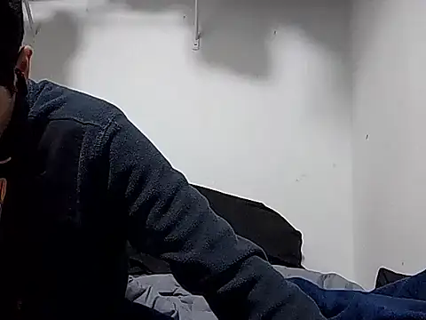 Snapshot of PerroDemonioHot chatting on 01-15-26, 01:43 PerroDemonioHot online show from 01-15-26, 01:43