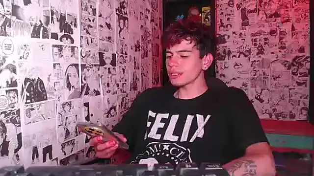 Snapshot of Mickey_Magic chatting on 10-06-25, 04:43 Mickey Magic online show from 10-06-25, 04:43