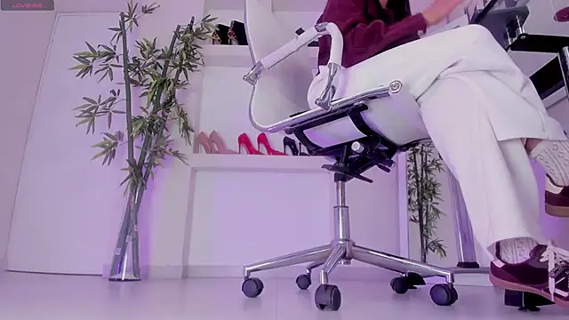 hannah howeell   online show from 11-11-25, 09:31