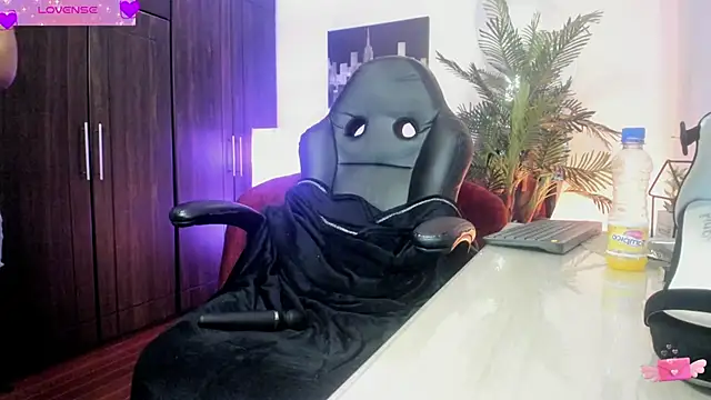 Snapshot of VioletParkker chatting on 02-06-25, 05:40 VioletParkker online show from 02-06-25, 05:40