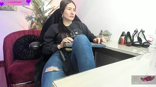 Snapshot of VioletParkker chatting on 02-18-25, 11:33 VioletParkker online show from 02-18-25, 11:33