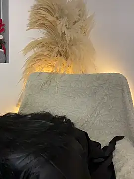 Snapshot of Michell_sr chatting on 12-20-25, 04:19 Michell sr online show from 12-20-25, 04:19