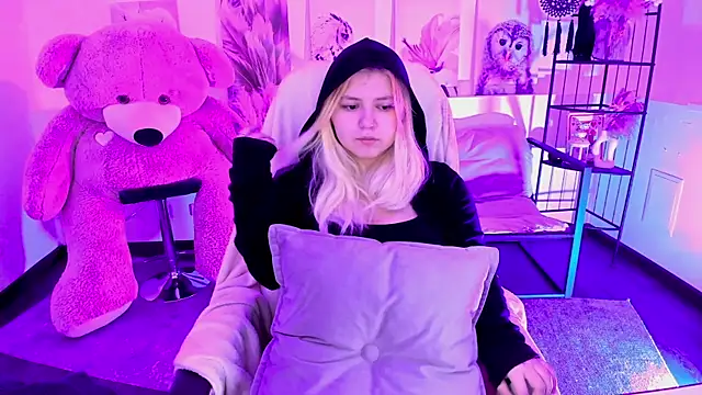 DiaAngell online show from 11-27-25, 10:34