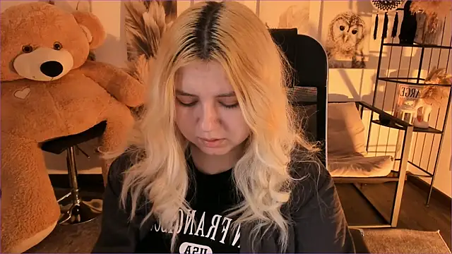 DiaAngell online show from 12-18-25, 07:20