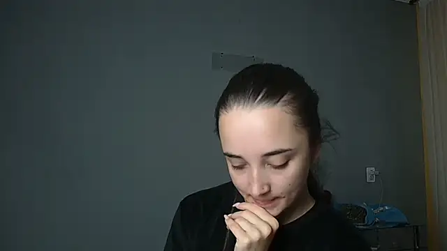 Snapshot of Eva_Gloryy chatting on 10-14-25, 01:01 Eva Gloryy online show from 10-14-25, 01:01