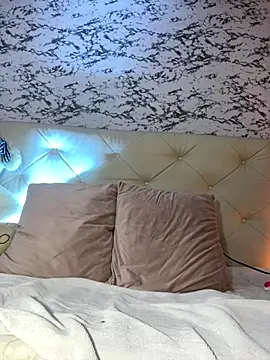 Lili  taylor online show from 12-16-25, 01:54