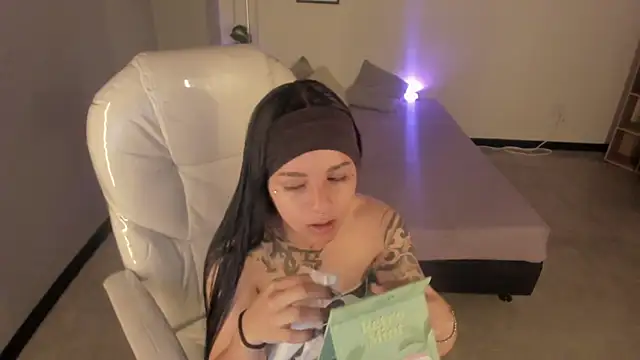 Nicole Foxx  online show from 09-30-25, 08:47