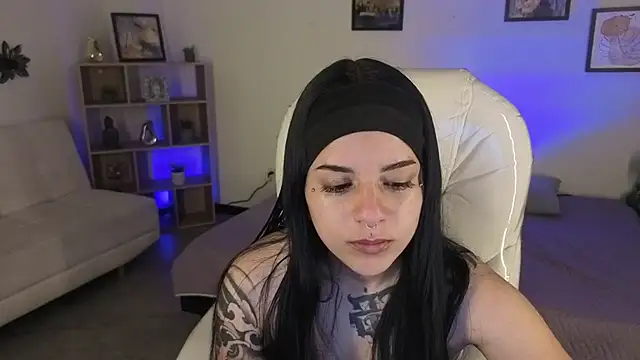 Nicole Foxx  online show from 10-13-25, 07:36