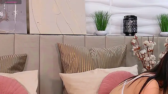 Elly Ross online show from 02-16-25, 05:15