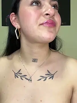 Snapshot of Emmie_Hot chatting on 03-11-25, 03:34 Emmie Hot online show from 03-11-25, 03:34