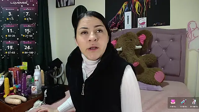 Snapshot of Emmie_Hot chatting on 09-09-25, 11:54 Emmie Hot online show from 09-09-25, 11:54