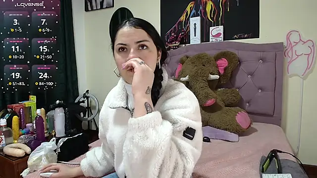 Snapshot of Emmie_Hot chatting on 09-12-25, 11:54 Emmie Hot online show from 09-12-25, 11:54