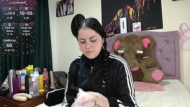 Snapshot of Emmie_Hot chatting on 09-16-25, 12:06 Emmie Hot online show from 09-16-25, 12:06