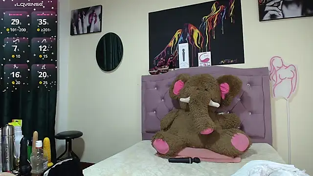 Snapshot of Emmie_Hot chatting on 09-19-25, 12:17 Emmie Hot online show from 09-19-25, 12:17