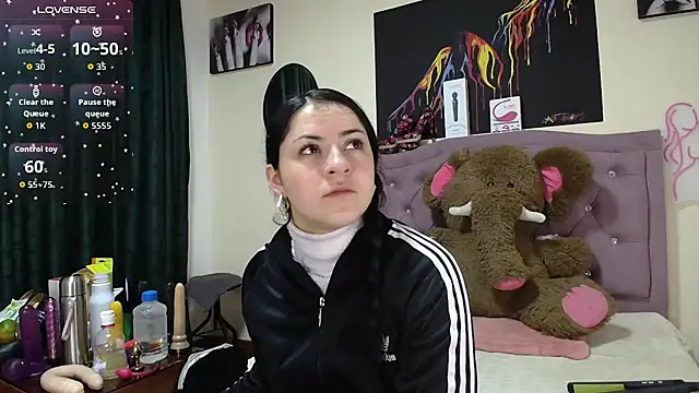 Snapshot of Emmie_Hot chatting on 09-22-25, 12:07 Emmie Hot online show from 09-22-25, 12:07