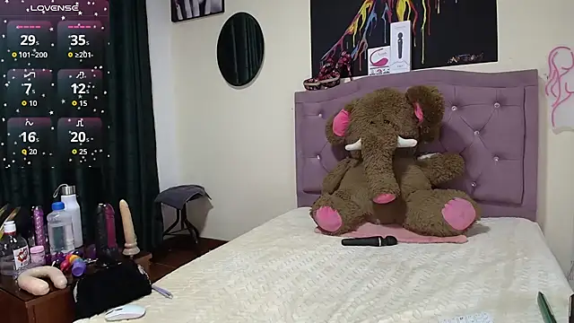 Snapshot of Emmie_Hot chatting on 09-26-25, 12:09 Emmie Hot online show from 09-26-25, 12:09