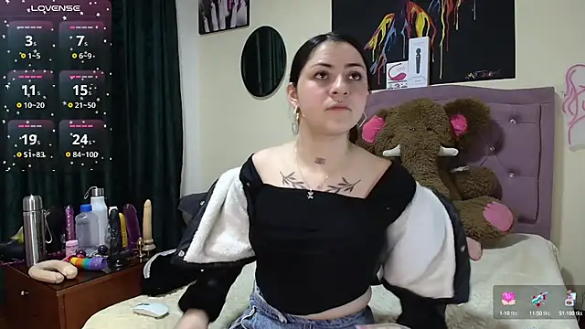 Snapshot of Emmie_Hot chatting on 09-27-25, 12:10 Emmie Hot online show from 09-27-25, 12:10