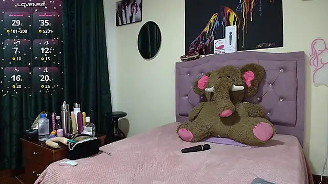 Snapshot of Emmie_Hot chatting on 09-30-25, 12:10 Emmie Hot online show from 09-30-25, 12:10