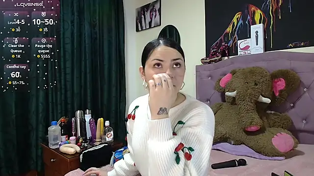 Snapshot of Emmie_Hot chatting on 10-01-25, 12:00 Emmie Hot online show from 10-01-25, 12:00