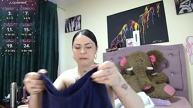 Snapshot of Emmie_Hot chatting on 10-03-25, 12:02 Emmie Hot online show from 10-03-25, 12:02