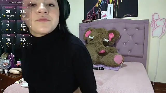 Snapshot of Emmie_Hot chatting on 10-06-25, 12:02 Emmie Hot online show from 10-06-25, 12:02