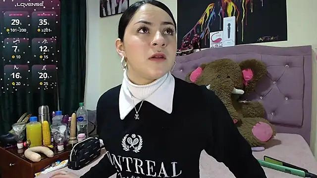 Snapshot of Emmie_Hot chatting on 10-10-25, 11:53 Emmie Hot online show from 10-10-25, 11:53