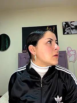 Snapshot of Emmie_Hot chatting on 10-17-25, 01:03 Emmie Hot online show from 10-17-25, 01:03