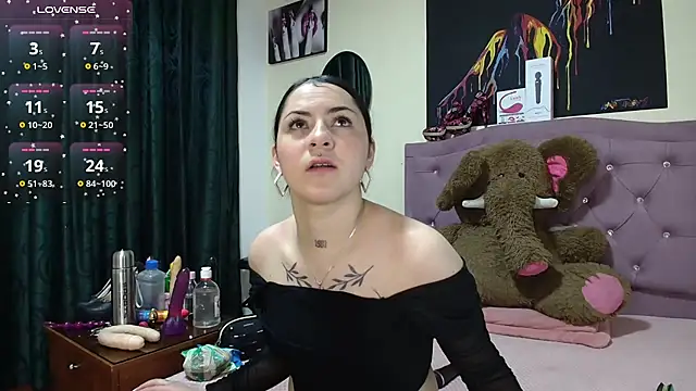 Snapshot of Emmie_Hot chatting on 10-20-25, 12:05 Emmie Hot online show from 10-20-25, 12:05