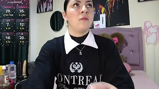 Snapshot of Emmie_Hot chatting on 10-24-25, 12:01 Emmie Hot online show from 10-24-25, 12:01