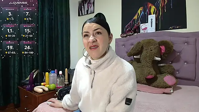 Snapshot of Emmie_Hot chatting on 10-25-25, 12:13 Emmie Hot online show from 10-25-25, 12:13