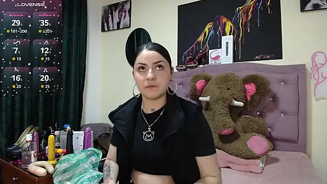 Snapshot of Emmie_Hot chatting on 10-31-25, 12:06 Emmie Hot online show from 10-31-25, 12:06