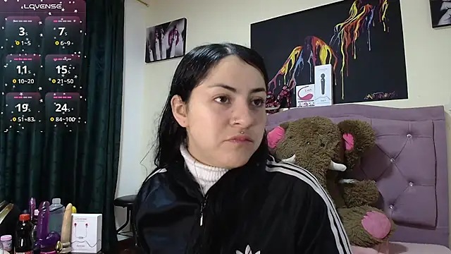 Snapshot of Emmie_Hot chatting on 11-10-25, 12:26 Emmie Hot online show from 11-10-25, 12:26