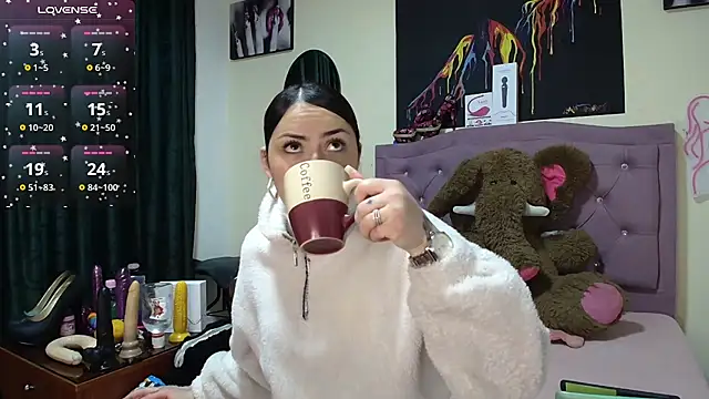 Snapshot of Emmie_Hot chatting on 11-12-25, 12:16 Emmie Hot online show from 11-12-25, 12:16