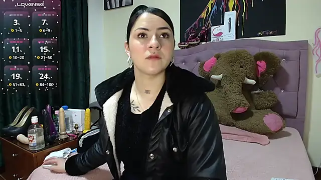 Snapshot of Emmie_Hot chatting on 11-21-25, 12:04 Emmie Hot online show from 11-21-25, 12:04