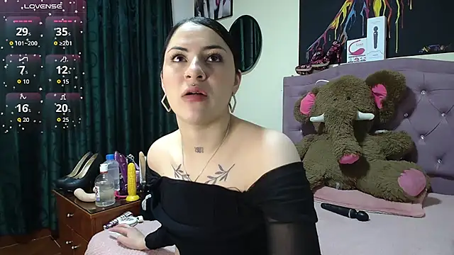 Snapshot of Emmie_Hot chatting on 11-22-25, 12:15 Emmie Hot online show from 11-22-25, 12:15