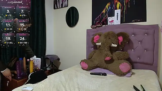 Snapshot of Emmie_Hot chatting on 11-25-25, 12:05 Emmie Hot online show from 11-25-25, 12:05