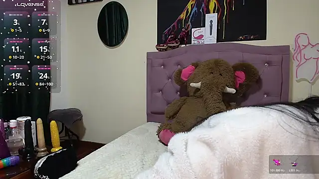 Snapshot of Emmie_Hot chatting on 11-27-25, 12:07 Emmie Hot online show from 11-27-25, 12:07