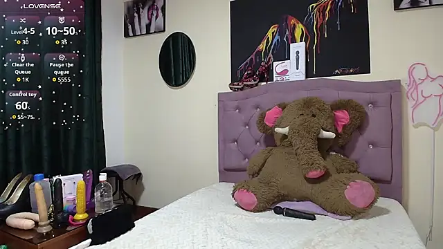 Snapshot of Emmie_Hot chatting on 11-29-25, 12:19 Emmie Hot online show from 11-29-25, 12:19