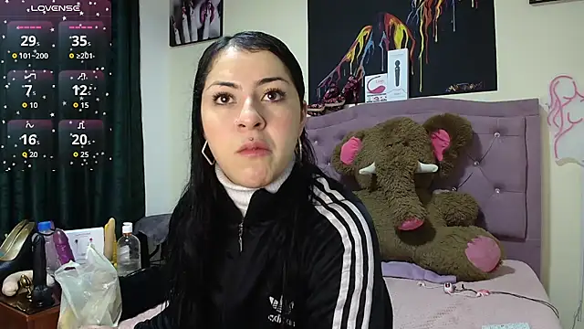 Snapshot of Emmie_Hot chatting on 12-02-25, 12:10 Emmie Hot online show from 12-02-25, 12:10