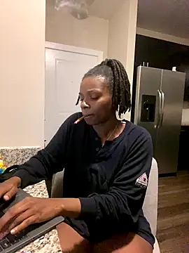 Snapshot of theprettysoles chatting on 11-13-25, 02:32 theprettysoles online show from 11-13-25, 02:32