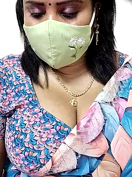 Queenflowerr online show from 10-27-25, 07:23