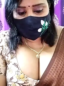 Queenflowerr online show from 10-28-25, 05:48