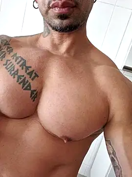 Snapshot of badbrown chatting on 09-29-25, 12:32 badbrown online show from 09-29-25, 12:32