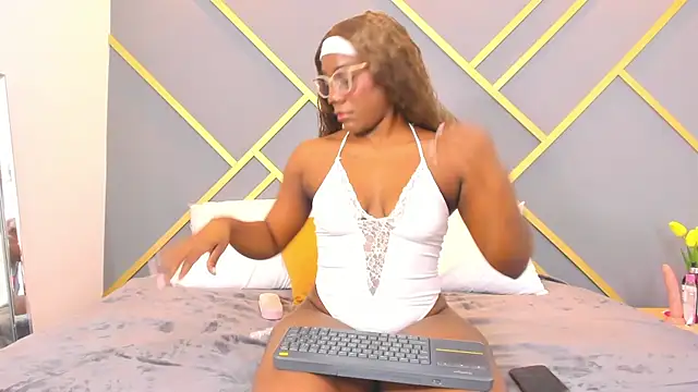 Snapshot of Alaia_Colins chatting on 02-19-25, 03:50 Alaia Colins online show from 02-19-25, 03:50