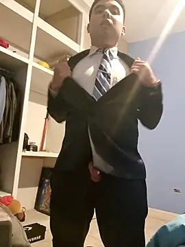 Snapshot of Hombre_de_traje chatting on 01-21-25, 10:08 Hombre de traje online show from 01-21-25, 10:08