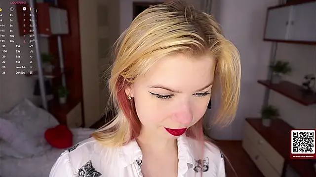 Snapshot of LynetHakes chatting on 12-21-25, 09:22 LynetHakes online show from 12-21-25, 09:22